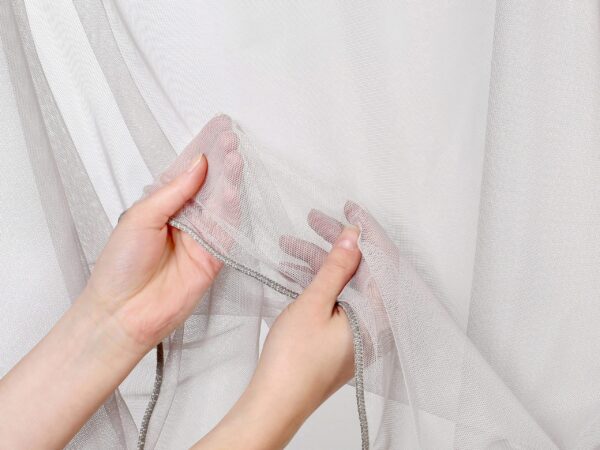 Šedý voál drobná síť vzor 0001 značky Škodák.