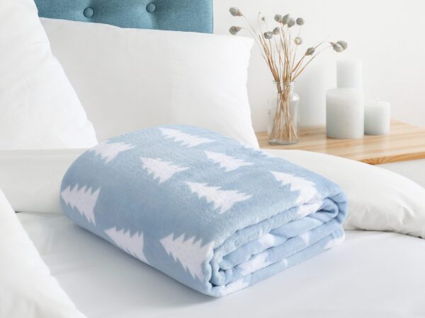 Vánoční deka mikroflanel bílý stromek na světle modré značky Škodák.