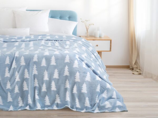 Vánoční deka mikroflanel bílý stromek na světle modré značky Škodák.