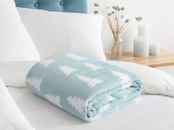 Vánoční deka mikroflanel bílý stromek na světle tyrkysové značky Škodák.