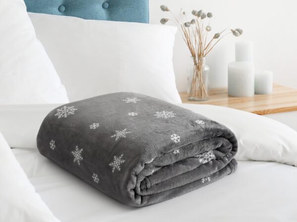 Vánoční deka mikroflanel vločky na šedé značky Škodák.