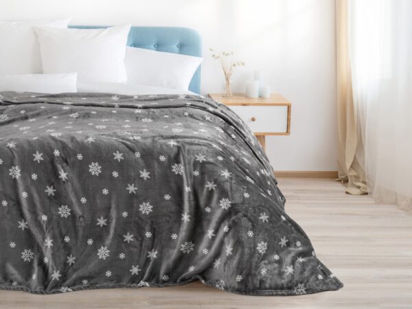 Vánoční deka mikroflanel vločky na šedé značky Škodák.