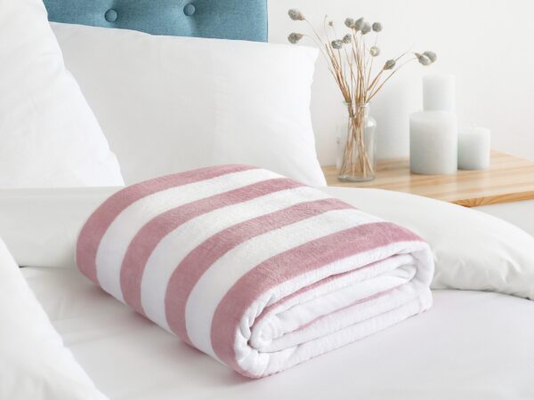 Vánoční deka Mikroflanel bílý/růžový pruh 5 cm 150x200 cm