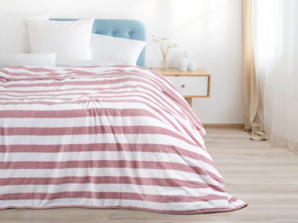 Vánoční deka Mikroflanel bílý/růžový pruh 5 cm 150x200 cm