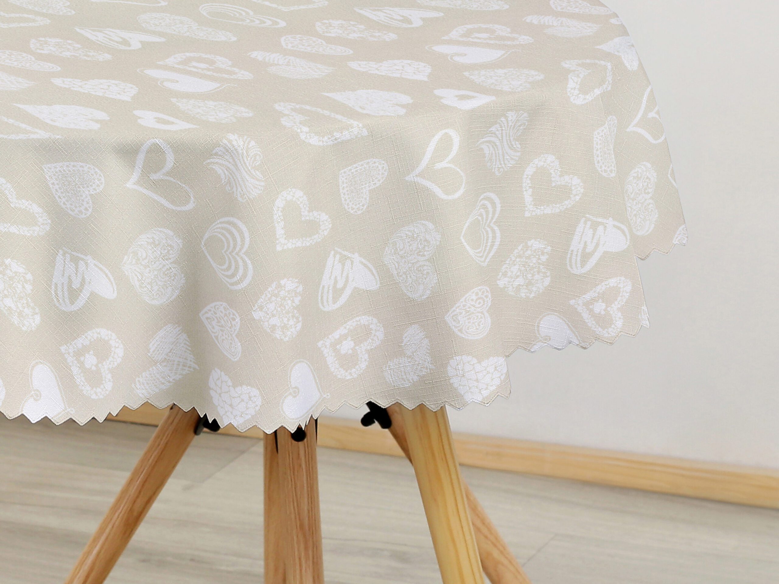 Kulatý teflonový ubrus bílé srdce na režné značky Škodák