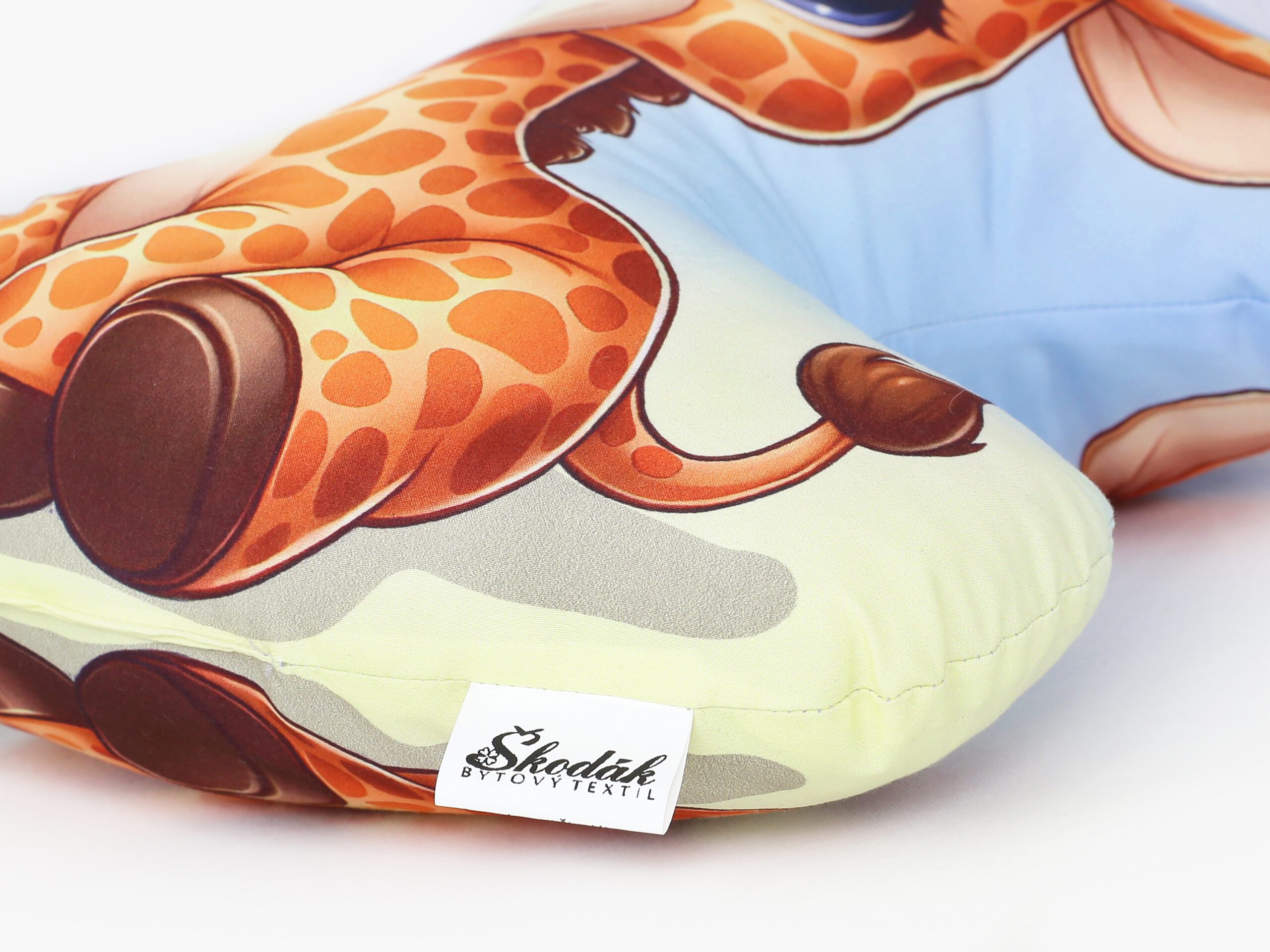 Polštář 3D žirafa 40x30 cm značky Škodák.