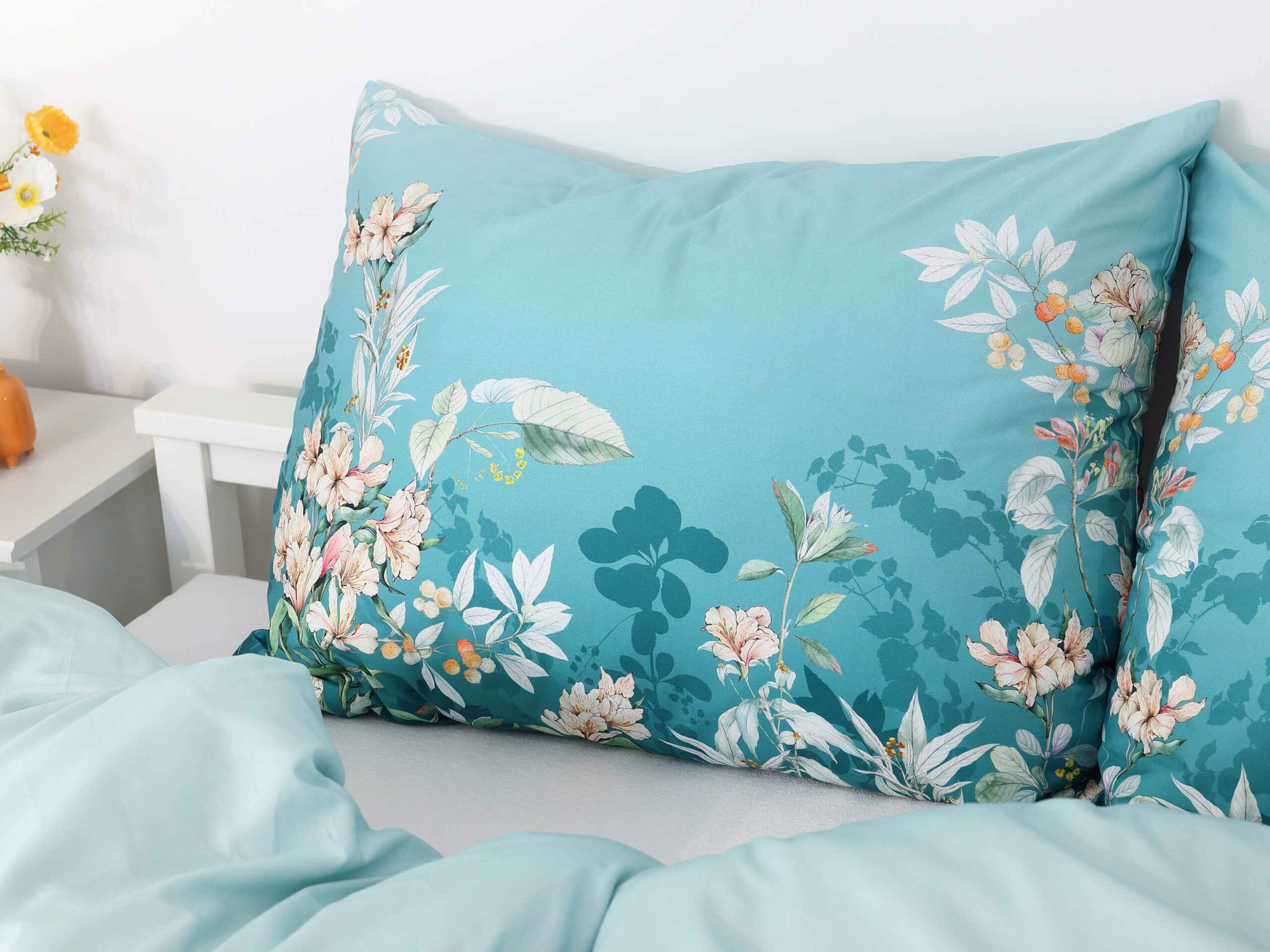 Saténové povlečení LUX lilie na tmavě modré