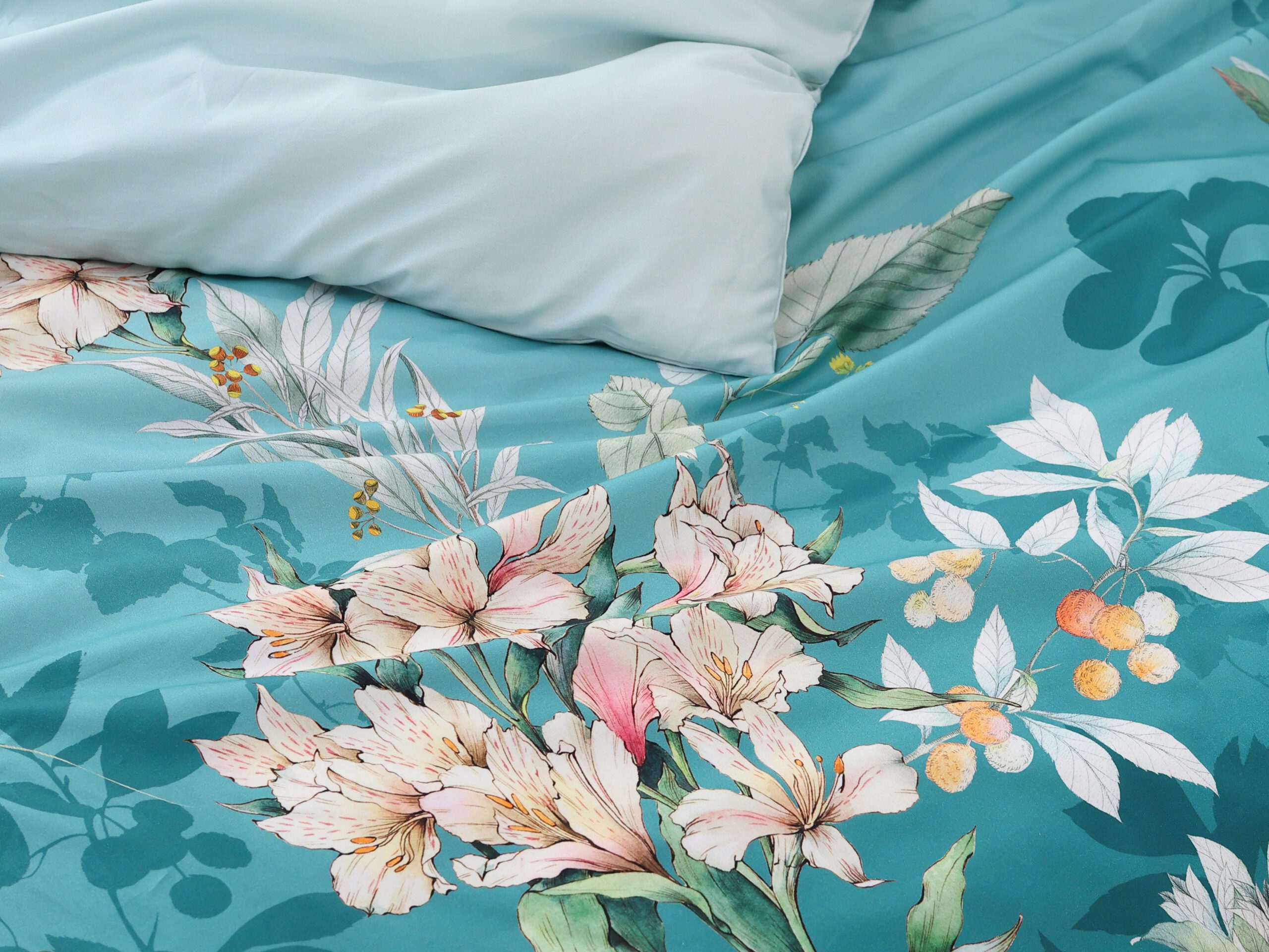 Saténové povlečení LUX lilie na tmavě modré