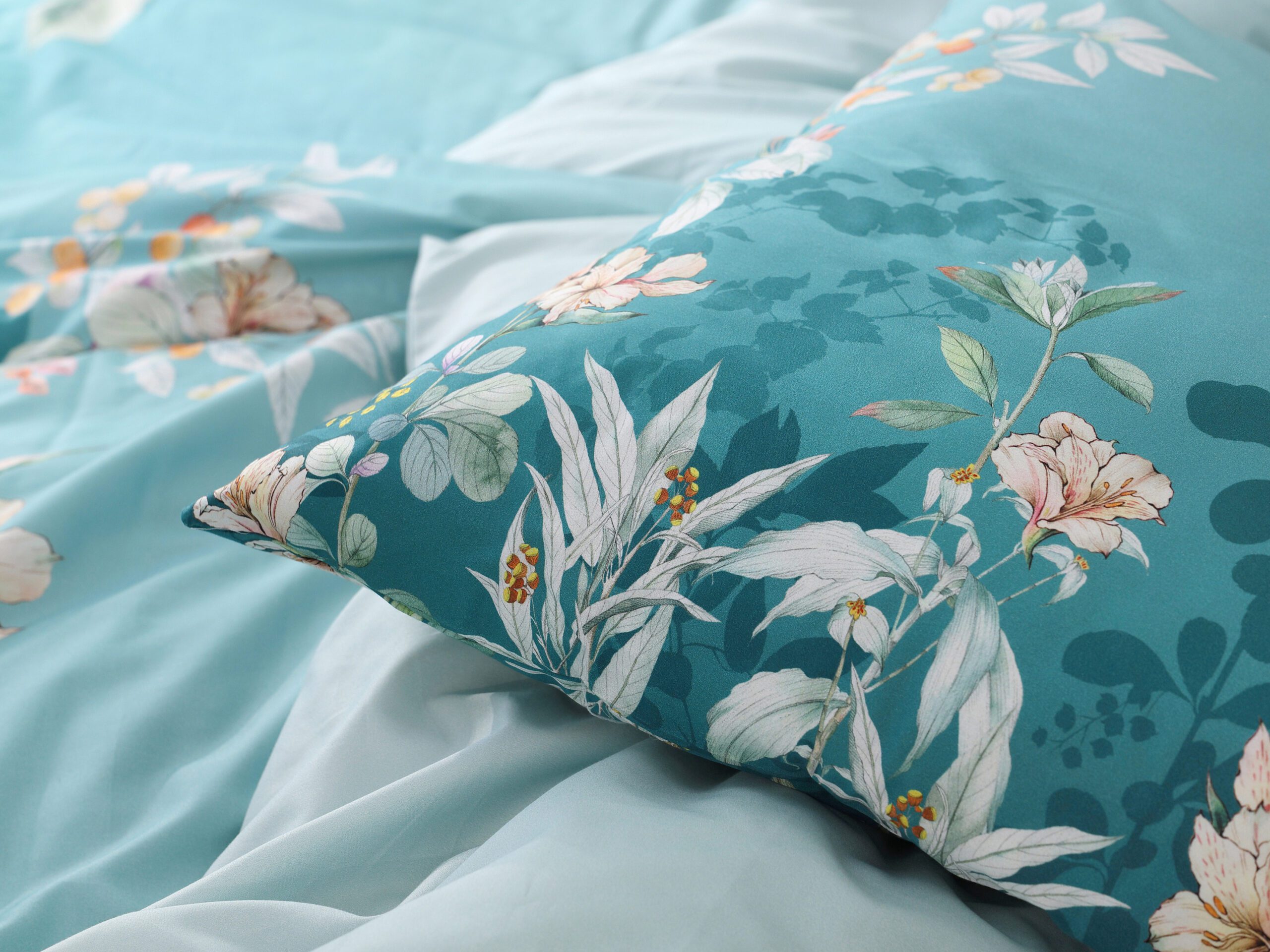 Saténové povlečení LUX lilie na tmavě modré