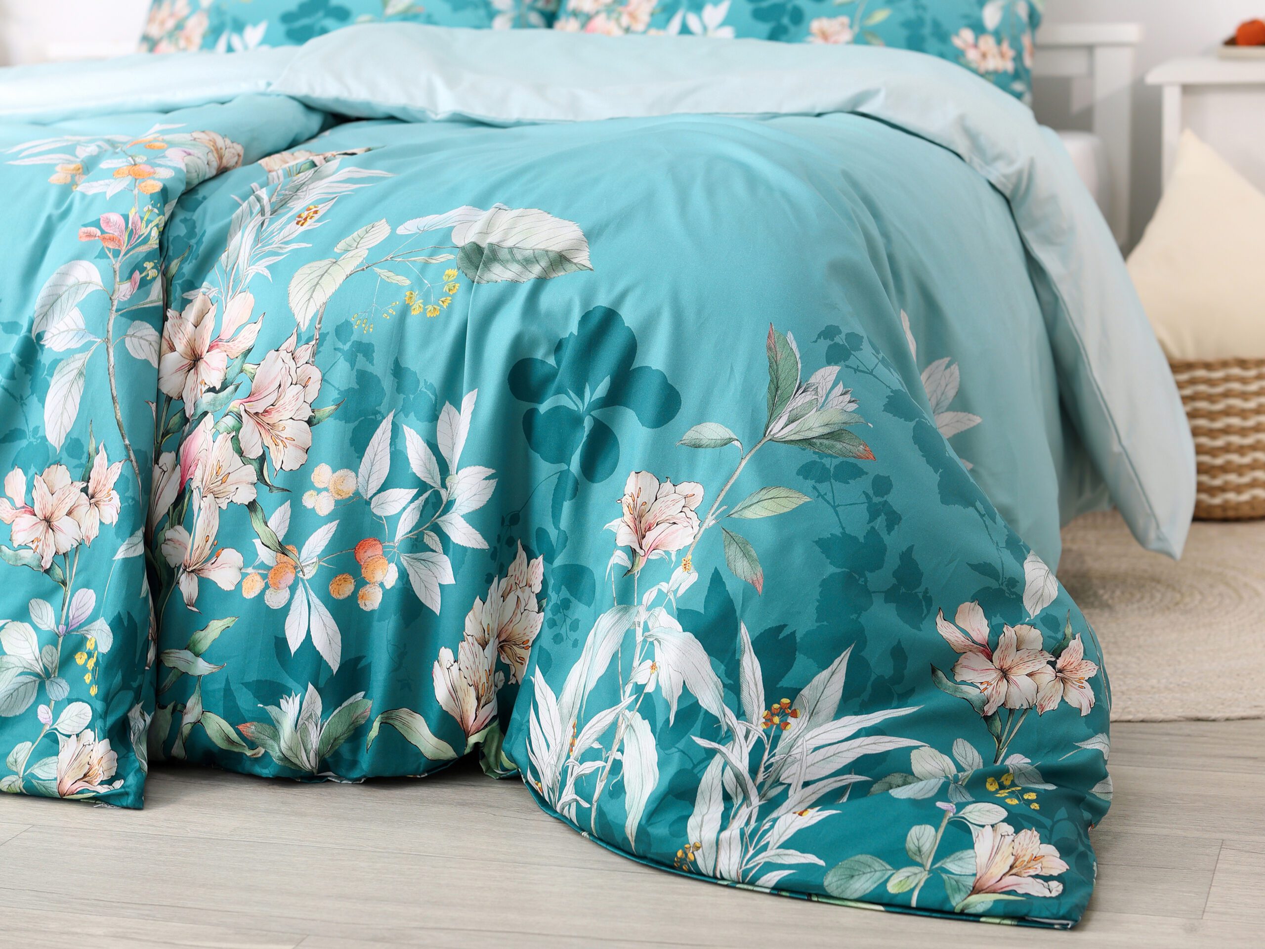 Saténové povlečení LUX lilie na tmavě modré