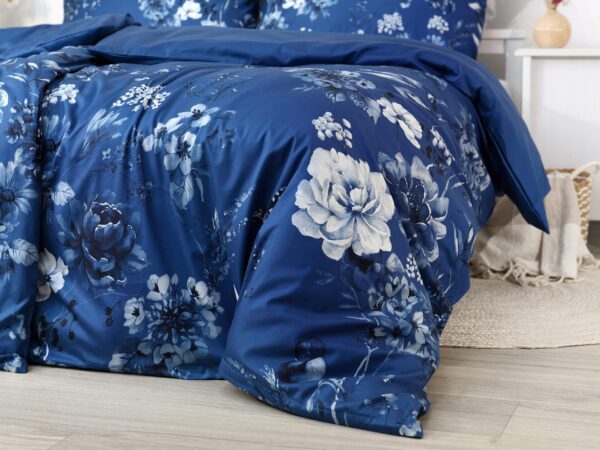 Saténové povlečení LUX lilie na tmavě modré