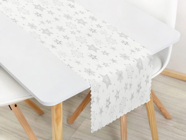 Dekorační běhoun stříbrné hvězdy na bílé značky Škodák.
