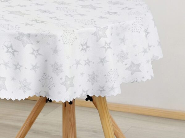 Kulatý dekorační ubrus stříbrné hvězdy na bílé značky Škodák.