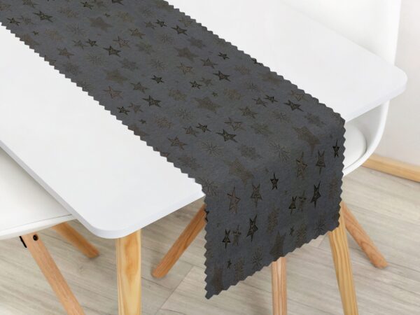 Dekorační běhoun stříbrné hvězdy na šedé značky Škodák.