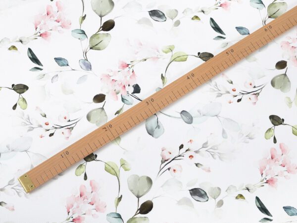 Dekorační látka eukalyptus s růžovými květy metráž šířka 160 cm značky Škodák.