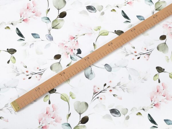 Dekorační látka eukalyptus s růžovými květy metráž šířka 160 cm značky Škodák.