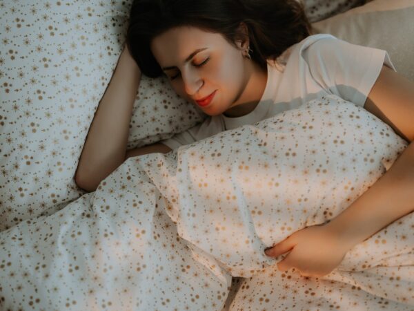 Vánoční bavlněné povlečení zlaté vločky na bílé značky Škodák.