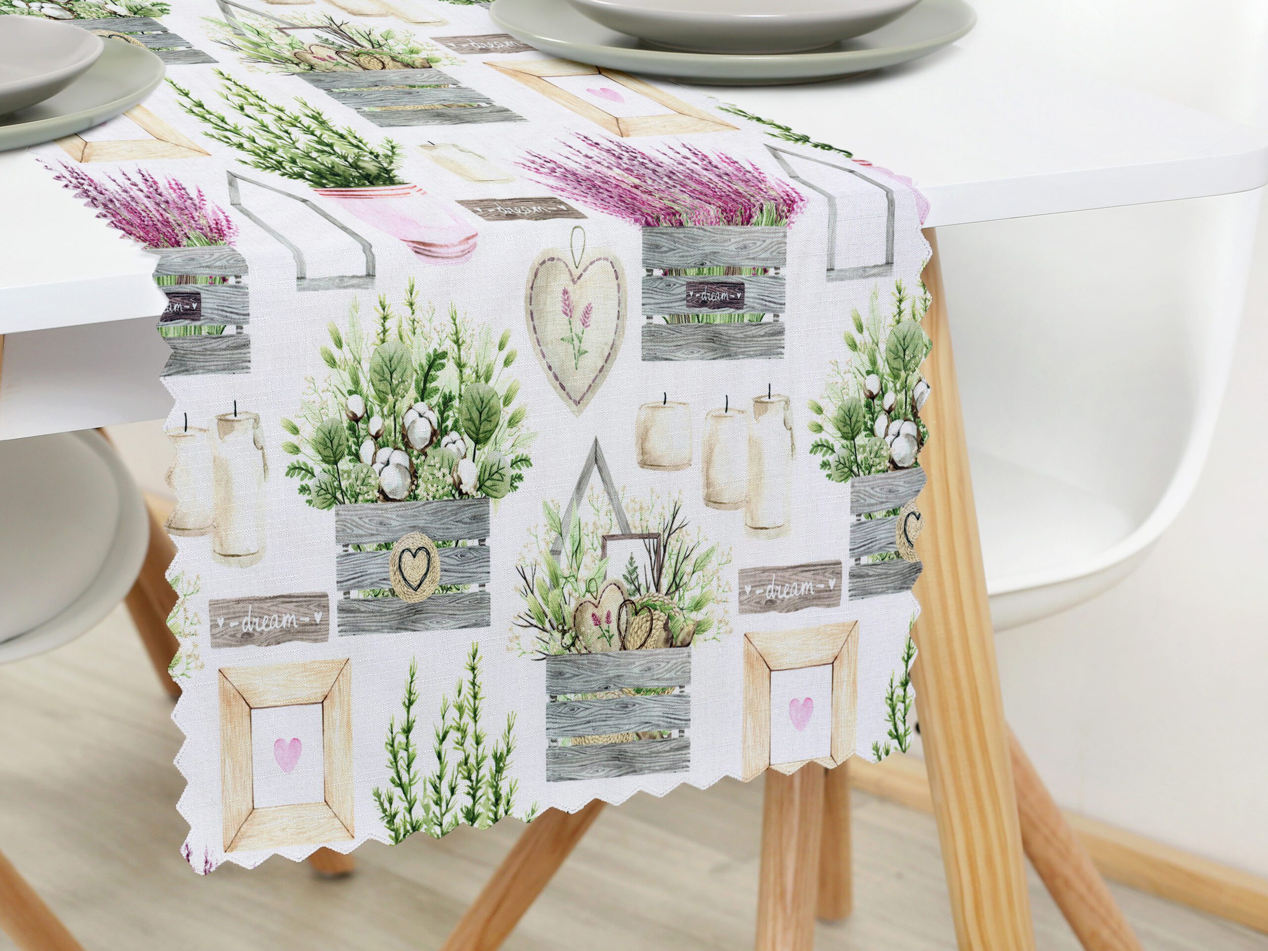 Dekorační běhoun levandule a srdíčka značky Škodák.