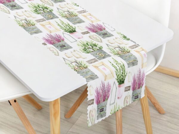 Dekorační běhoun levandule a srdíčka značky Škodák.