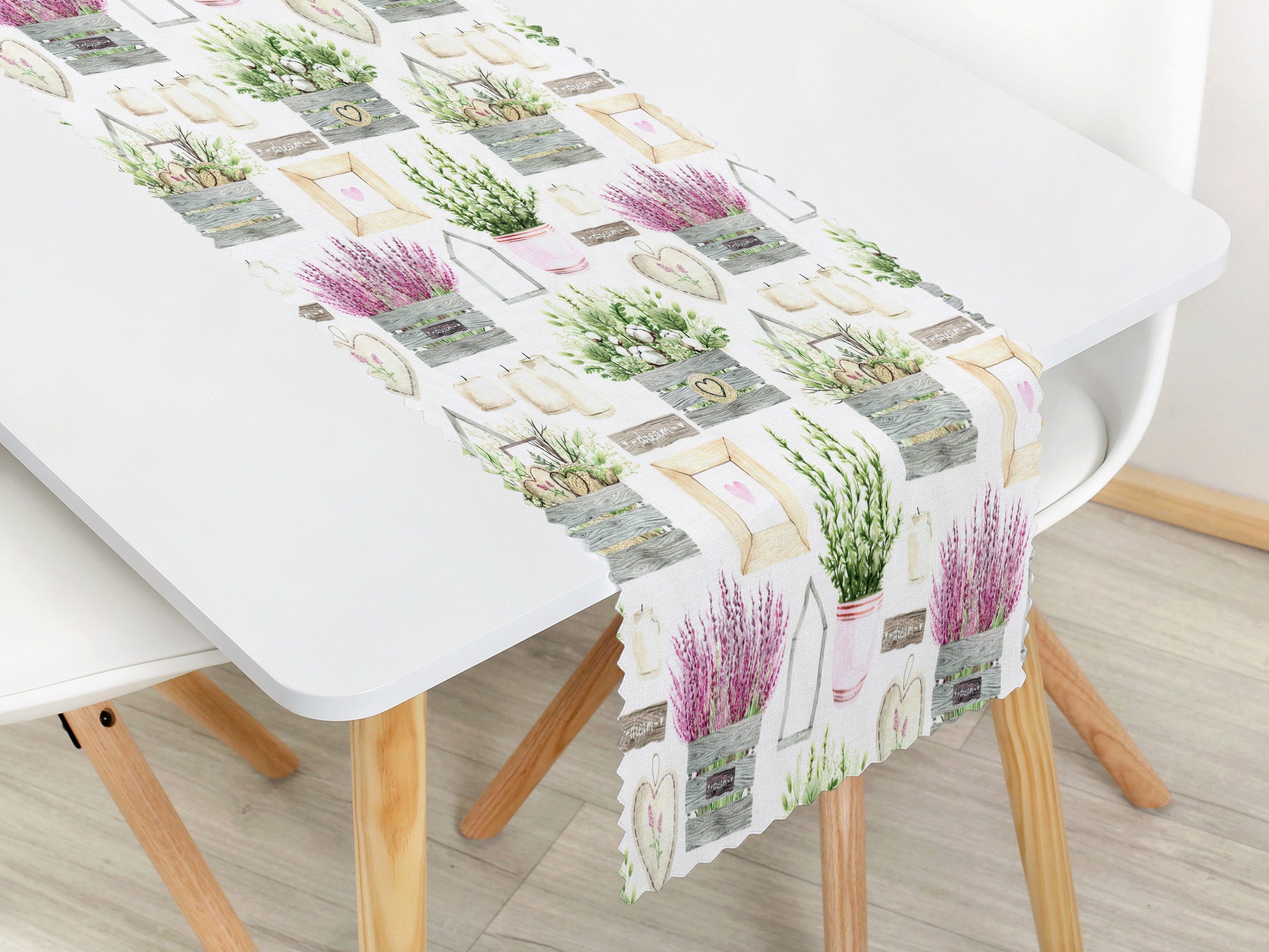 Dekorační běhoun levandule a srdíčka značky Škodák.