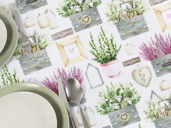 Hranatý dekorační ubrus levandule a srdíčka značky Škodák.