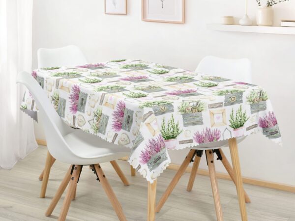 Hranatý dekorační ubrus levandule a srdíčka značky Škodák.