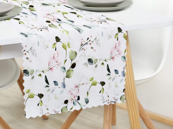 Dekorační běhoun eukalyptus s růžovými květy