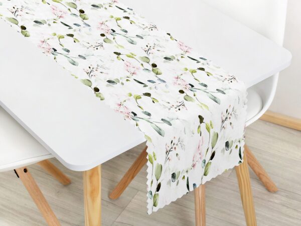 Dekorační běhoun eukalyptus s růžovými květy