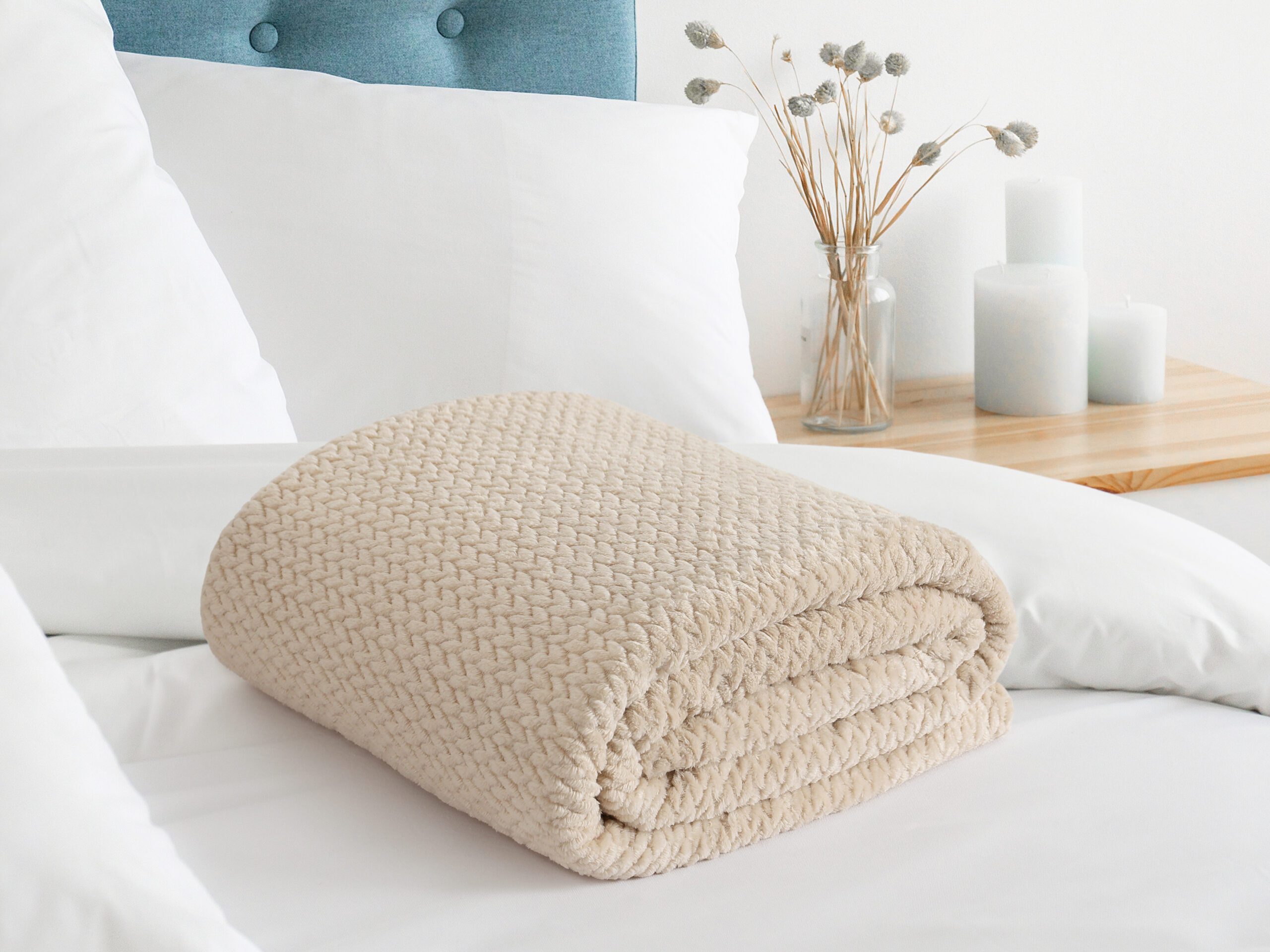 Deka Mikroflanel světle béžové copánky 150x200 cm značky Škodák.