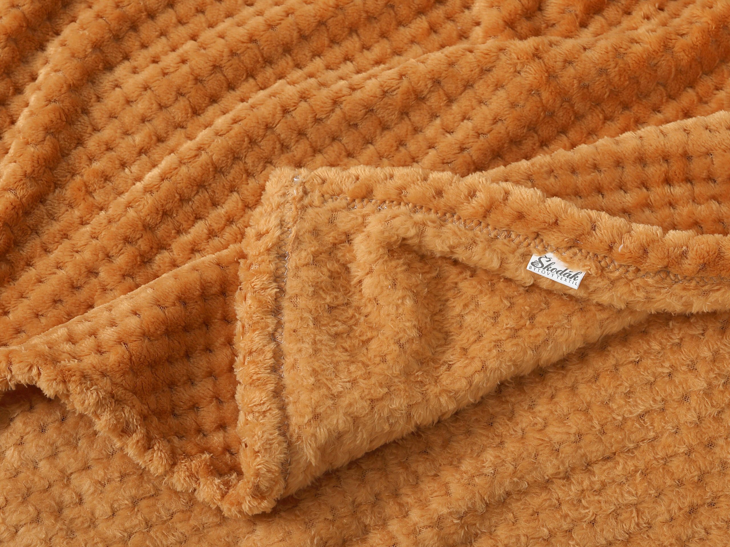 Deka Mikroflanel oranžové tečky 150x200 cm značky Škodák.