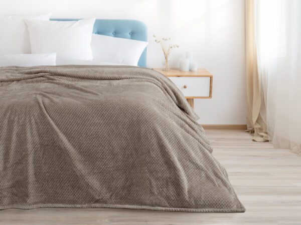 Deka Mikroflanel tmavě béžové tečky 150x200 cm značky Škodák.