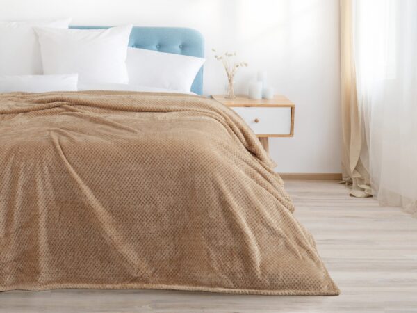 Deka Mikroflanel béžové tečky 150x200 cm značky Škodák.