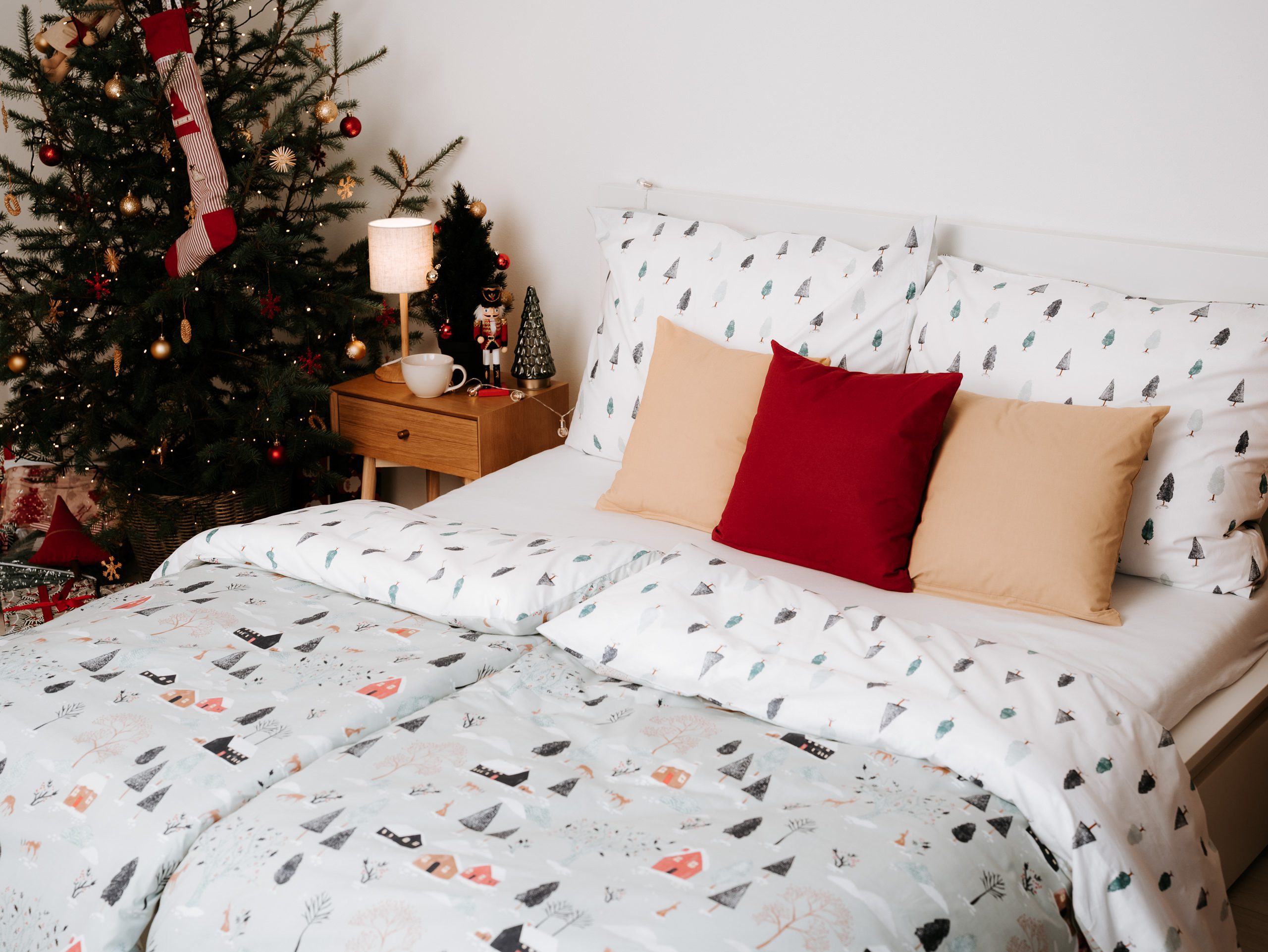 Vánoční bavlněné povlečení VENDE zasněžený venkov / zimní les