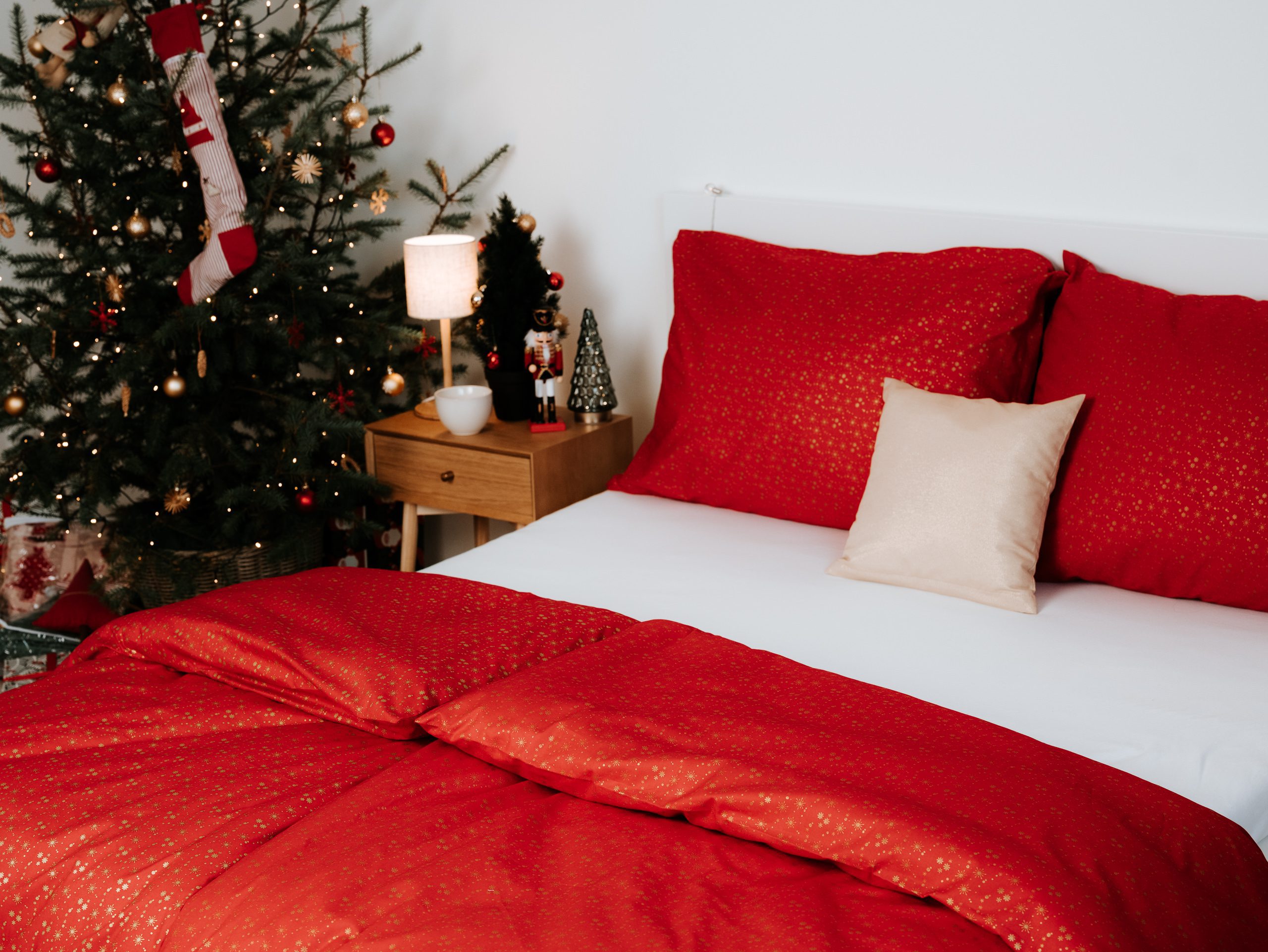 Vánoční bavlněné povlečení zlaté vločky na červené značky Škodák.
