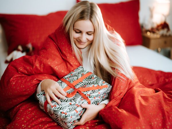 Vánoční bavlněné povlečení zlaté vločky na červené značky Škodák.