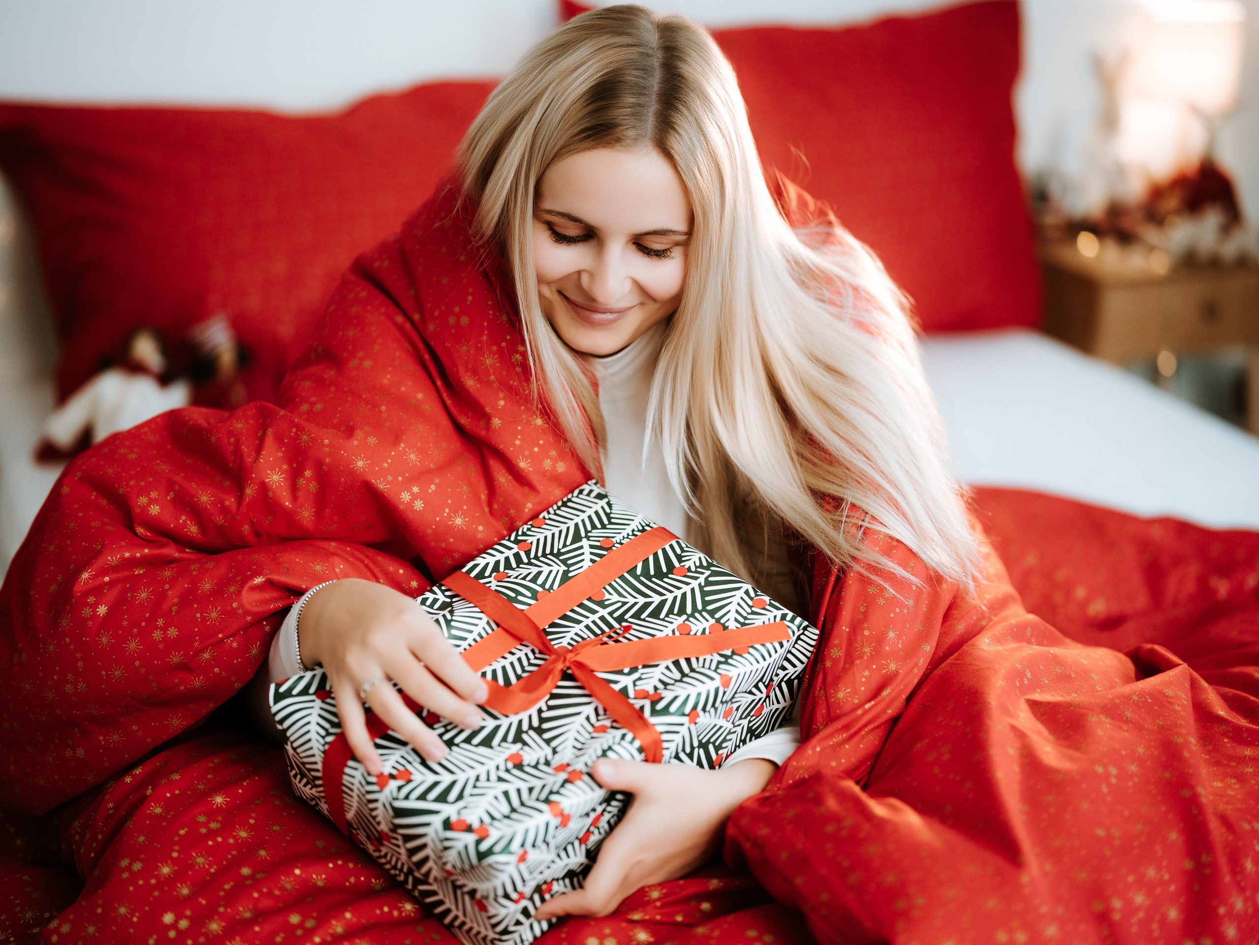 Vánoční bavlněné povlečení zlaté vločky na červené značky Škodák.