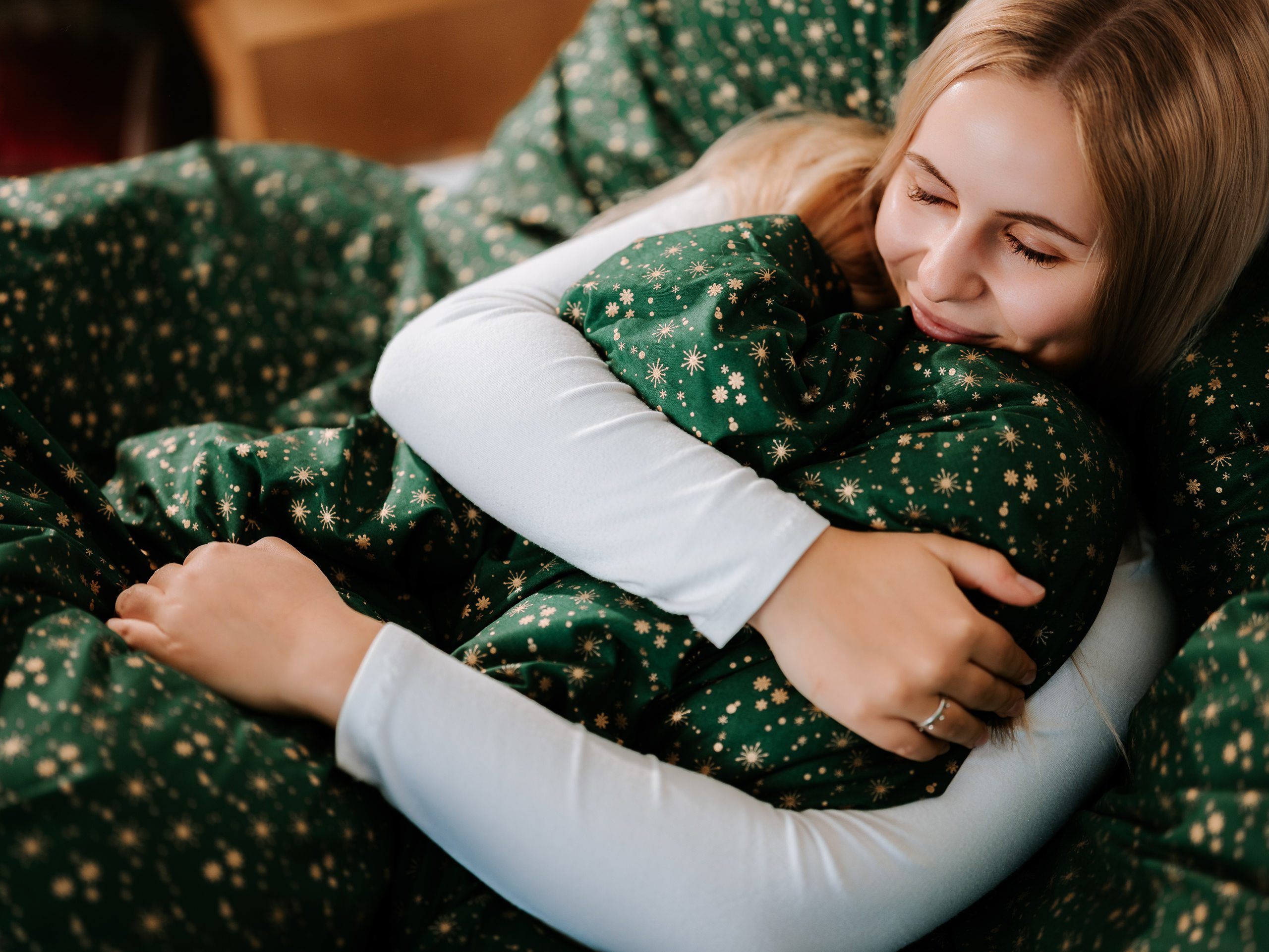 Vánoční bavlněné povlečení zlaté vločky na zelené