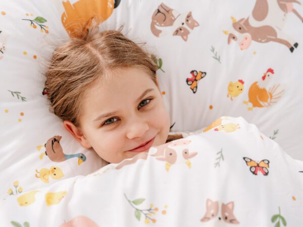 Dětské bavlněné povlečení česká farma na smetanové do postýlky značky Škodák.