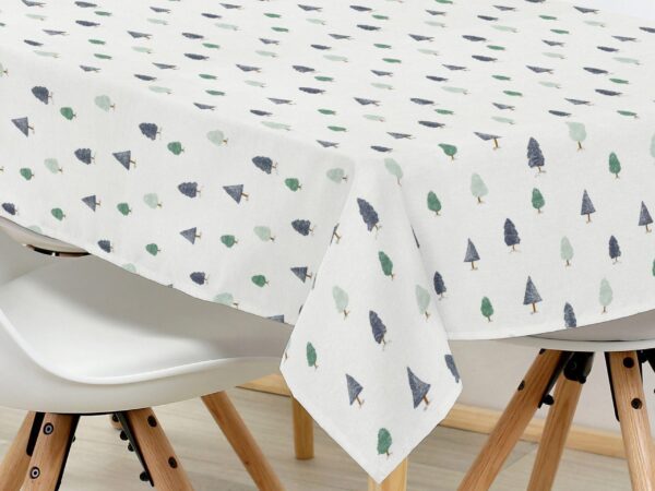 Hranatý bavlněný ubrus zimní les značky Škodák.