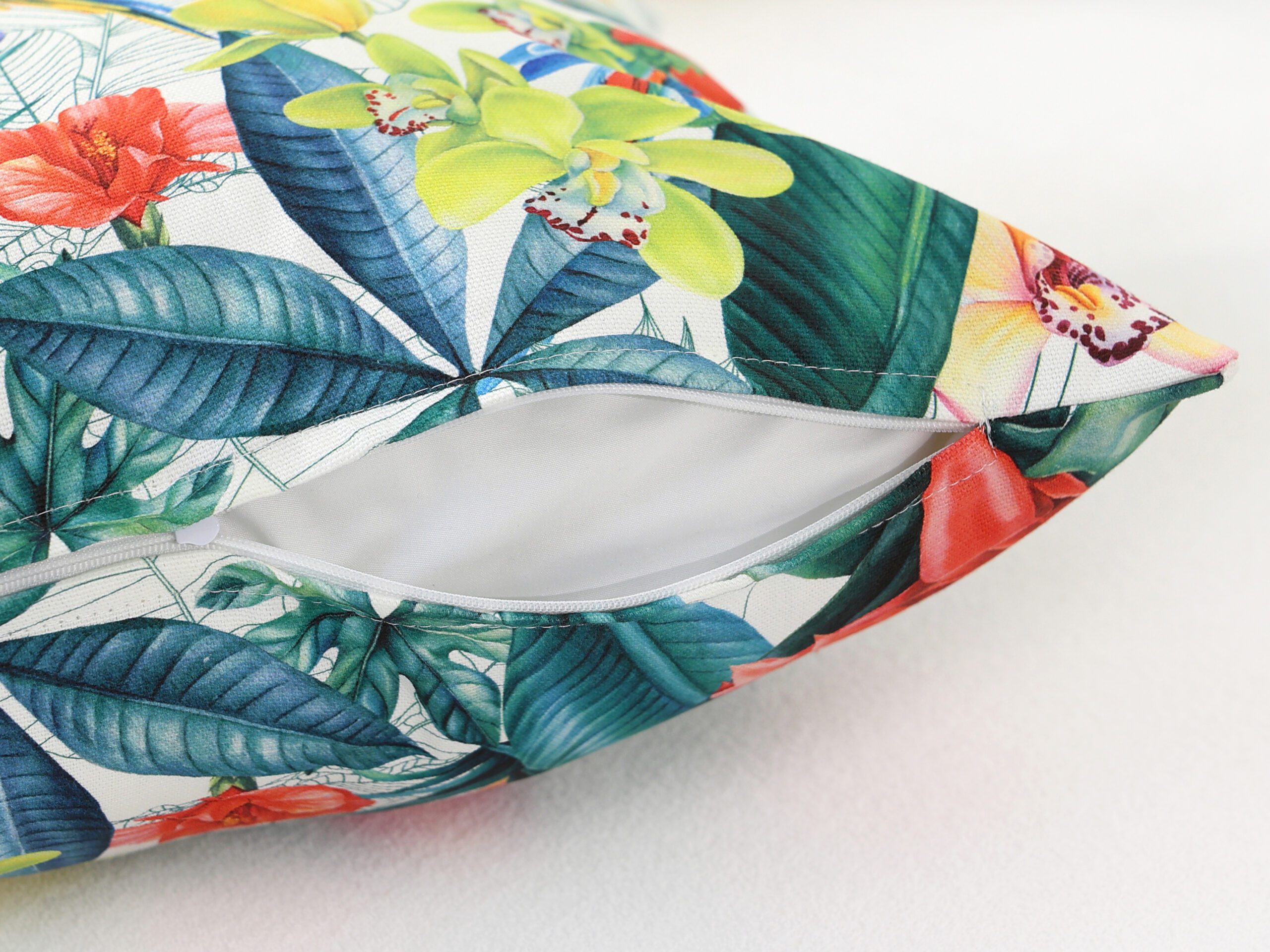 Dekorační povlak na polštář tropický papoušek značky Škodák.