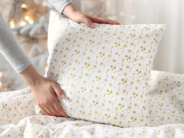 Vánoční bavlněný povlak na polštář zlaté vločky na bílé značky Škodák.