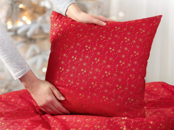 Vánoční bavlněný povlak na polštář zlaté vločky na červené značky Škodák.