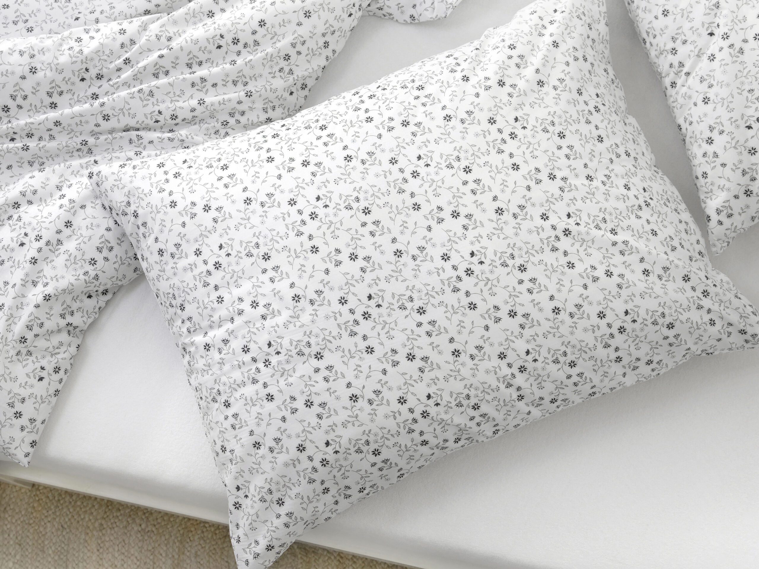 Bavlněné povlečení šedé kvítko na bílé