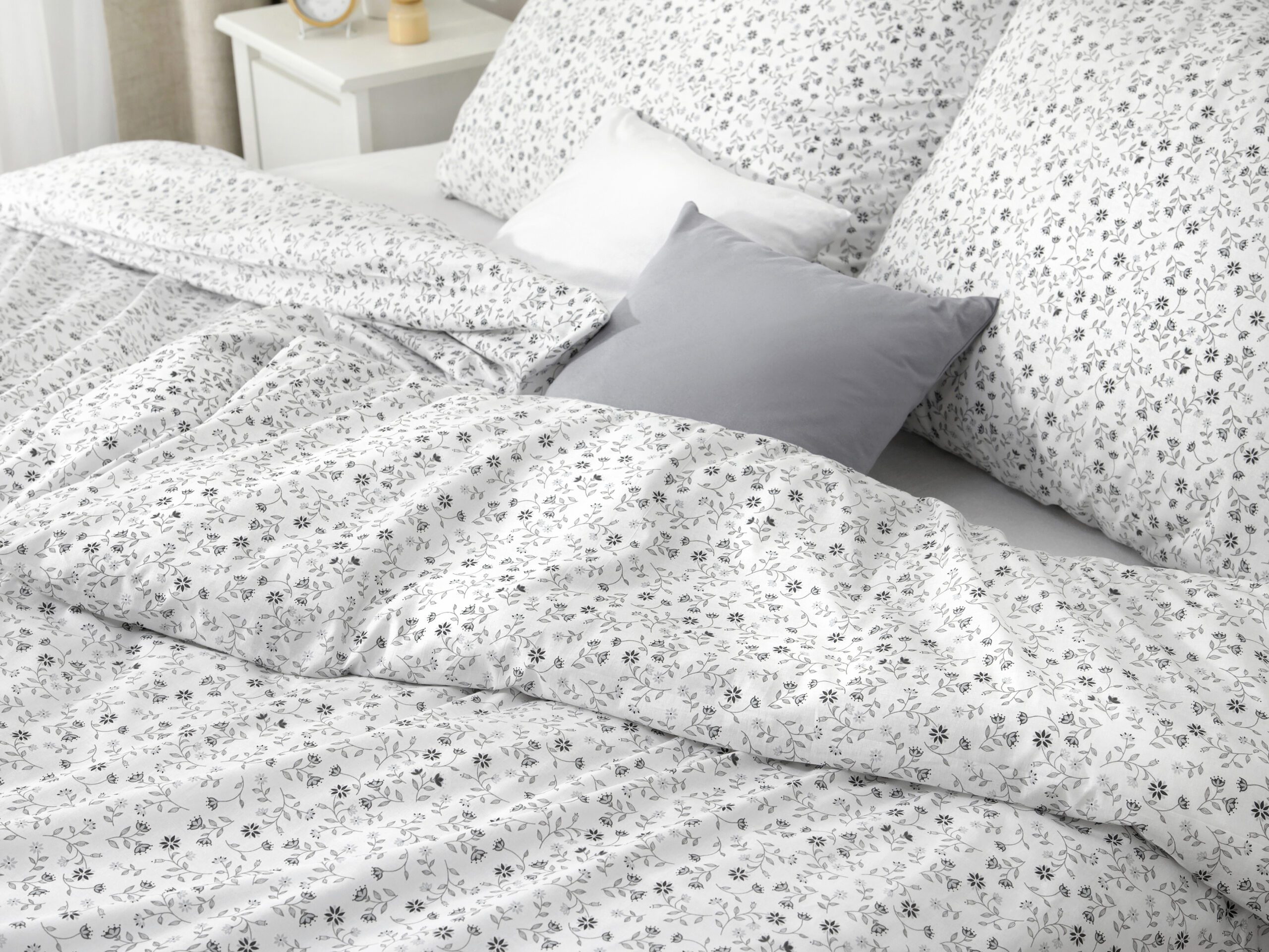 Bavlněné povlečení šedé kvítko na bílé