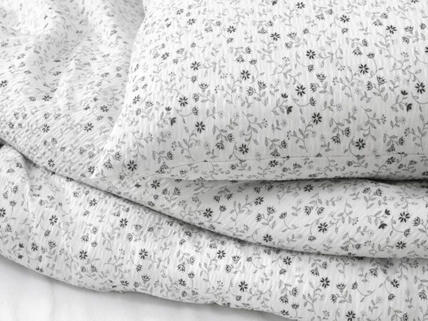 Krepové povlečení šedé kvítko na bílé