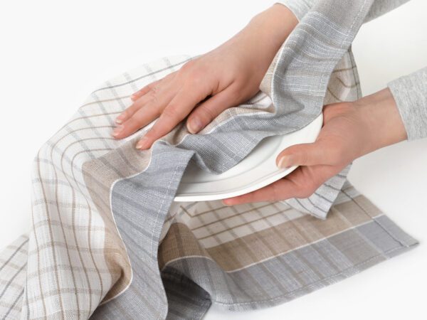 Utěrka ze lněné směsi béžové káro 50x70 cm značky Škodák.