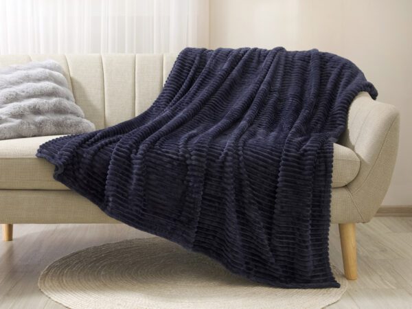 Deka Mikroflanel tmavě modrá s úzkým proužkem 150x200 cm