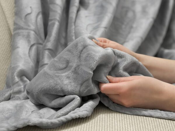 Deka Mikroflanel šedá ornament 150x200 cm