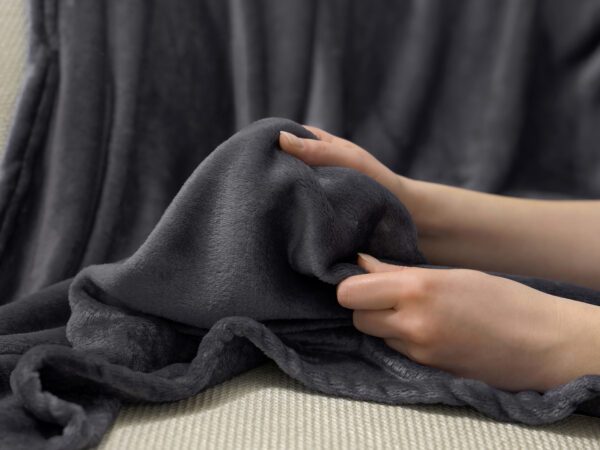 Deka Mikroflanel tmavě šedá 150x200 cm zmačky Škodák