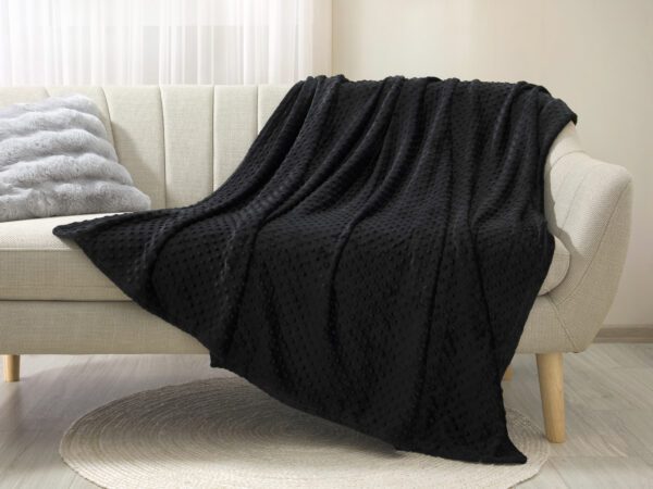 Deka Mikroflanel černé puntíky 150x200 cm značky Škodák